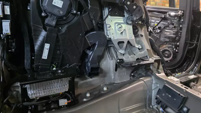 Шумоизоляция багажника Land Rover Range Rover-3