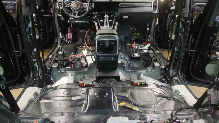 Шумоизоляция пола Porsche Cayenne 2022-1