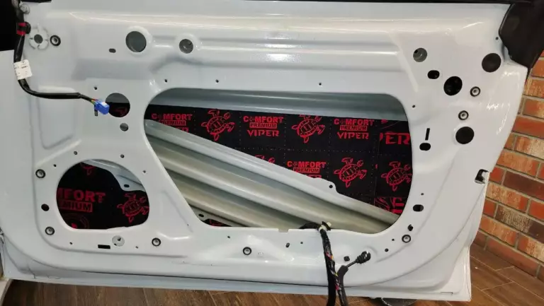 Шумоизоляция дверей Tesla Model 3-1