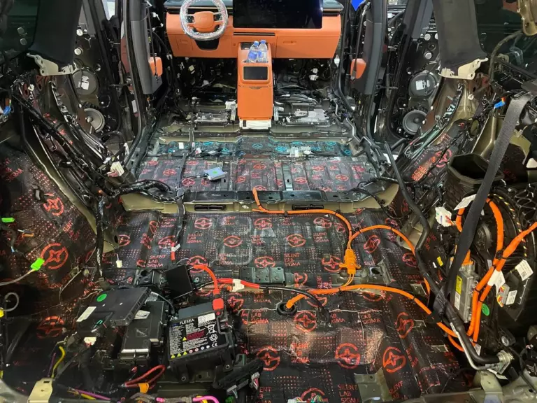 Шумоизоляция пола Lynk & Co 900